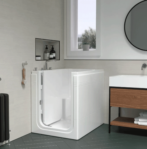 The image shows the Maestro Deep Soak Bath in a bathroom setting